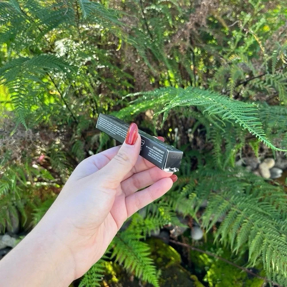 BNIB KVD Beauty • Hollyhock 70